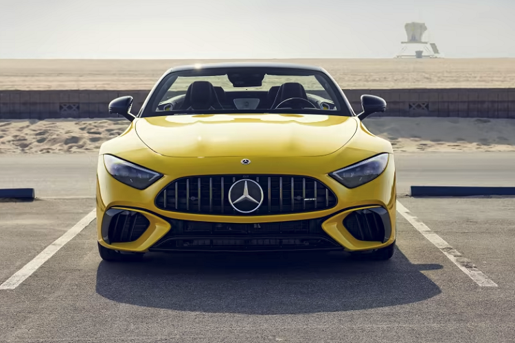 Mercedes-AMG SL63 sắp được phân phối chính hãng vào cuối năm nay thuộc thế hệ thứ 7, mang mã R232, sản xuất từ năm 2022 đến nay, so với 2 chiếc xe thể thao hiệu suất cao Mercedes-Benz SL63 AMG xuất hiện trước đó, thế hệ này dùng mui mềm, thay vì mui xếp cứng, điều này khiến giới mê xe đánh giá làm mất đi sự cá tính cho ngoại hình của xe.
