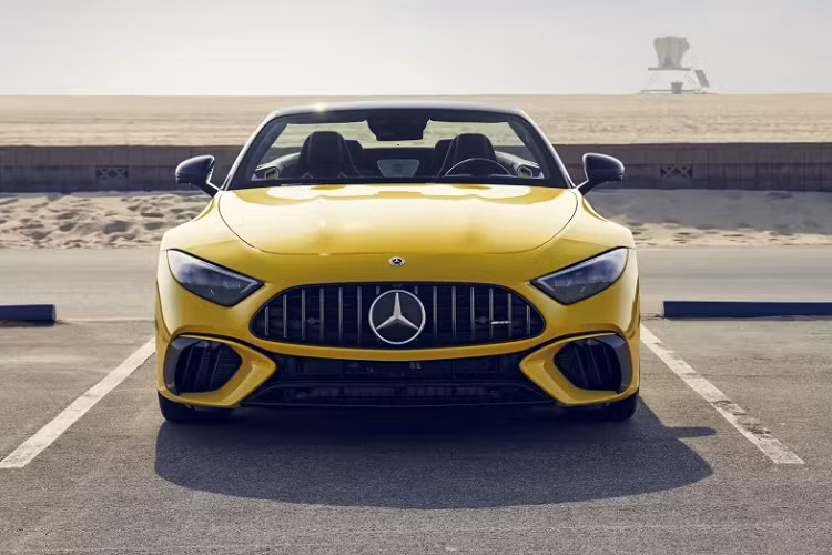 Mercedes-AMG SL63 sắp được phân phối chính hãng vào cuối năm nay thuộc thế hệ thứ 7, mang mã R232, sản xuất từ năm 2022 đến nay, so với 2 chiếc xe thể thao hiệu suất cao Mercedes-Benz SL63 AMG xuất hiện trước đó, thế hệ này dùng mui mềm, thay vì mui xếp cứng, điều này khiến giới mê xe đánh giá làm mất đi sự cá tính cho ngoại hình của xe.