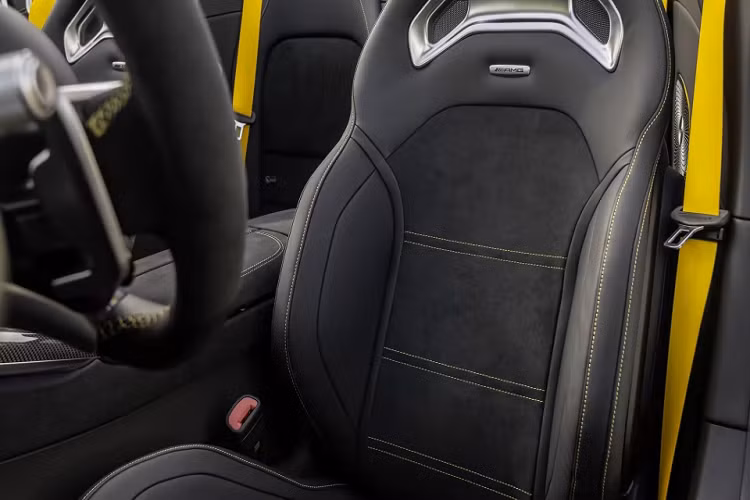 Nhắc đến Mercedes-AMG SL63, mọi người sẽ chú trọng nhiều hơn dưới nắp capo, nơi có thứ làm giới mê xe thích thú chính là động cơ V8, dung tích 4.0 lít, tăng áp, sản sinh ra công suất tối đa 577 mã lực và mô-men xoắn cực đại 800 Nm.