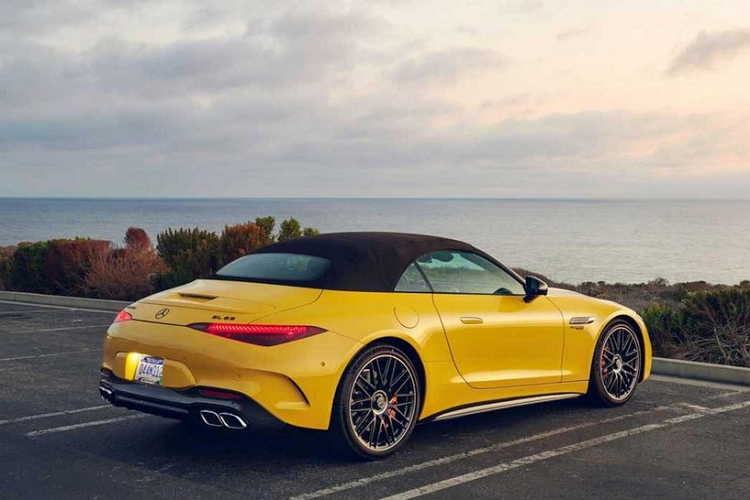 Sức mạnh của động cơ được truyền tải qua hộp số tự động 9 cấp, hệ dẫn động 4 bánh toàn thời gian 4Matic + và hệ thống đánh lái bánh sau là trang bị tiêu chuẩn, nhờ đó AMG SL63 chỉ mất thời gian 3,5 giây để tăng tốc từ vị trí xuất phát lên 97 km/h.