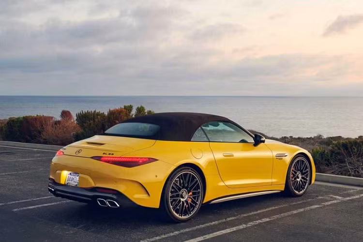 Sức mạnh của động cơ được truyền tải qua hộp số tự động 9 cấp, hệ dẫn động 4 bánh toàn thời gian 4Matic + và hệ thống đánh lái bánh sau là trang bị tiêu chuẩn, nhờ đó AMG SL63 chỉ mất thời gian 3,5 giây để tăng tốc từ vị trí xuất phát lên 97 km/h.