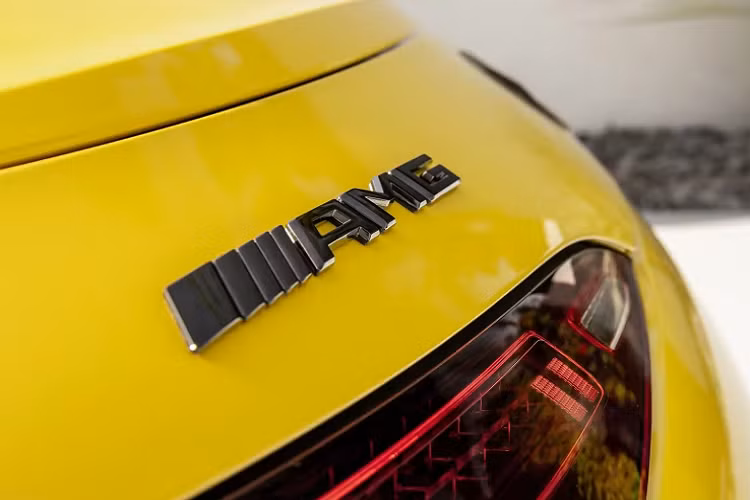 Bước sang thế hệ hoàn toàn mới, Mercedes- AMG SL63 có những thay đổi mạnh mẽ ở phần đầu xe với lưới tản nhiệt mới, đèn pha đẹp mắt, cản trước thay đổi thiết kế. Bên sườn xe có bộ la-zăng mới và đằng sau là nơi đèn hậu LED hay ống xả kép là điểm nhấn.