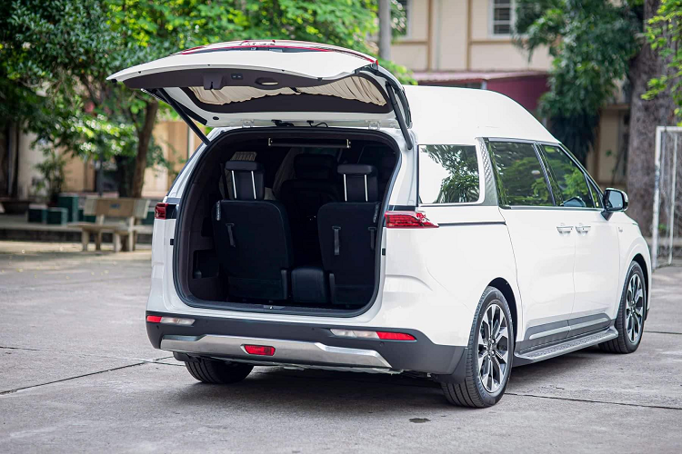 Ngoài ra, xe còn được trang bị nhiều tính năng an toàn hiện đại như camera 360 độ, cân bằng điện tử, gói công nghệ an toàn nâng cao ADAS với cảnh báo lệch làn, hỗ trợ tránh va chạm, ga tự động thông minh...