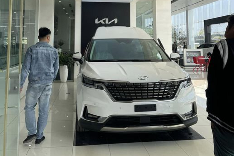 Hiện tại, mẫu xe này đã được đại lý nhận cọc. Mức giá xe Kia Carnival Royal 2023 là 2,679 tỷ đồng đối với bản 4 chỗ cao cấp nhất, tăng 180 triệu so với giá công bố hồi tháng 5/2022. Trong khi đó, phiên bản 6 chỗ có giá bán là 2,479 tỷ đồng.