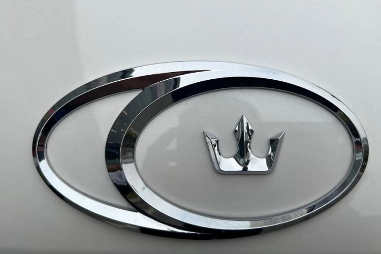 Điểm nhấn của Kia Carnival Royal nằm ở khu vực nội thất với hàng loạt trang bị tiện nghi đẳng cấp hàng đầu phân khúc. Khoang lái và khoang sau được tách biệt bằng một vách ngăn, tích hợp màn hình TV 32 inch độ phân giải Full HD.