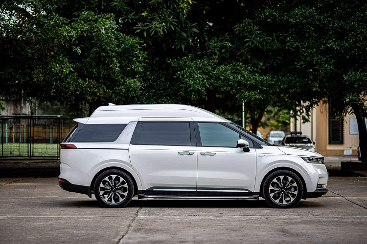 Màn hình này chạy hệ điều hành Android, kết nối wifi và có sẵn camera phục vụ nhu cầu họp trực tuyến. Ngay phía dưới có thêm một màn hình 5 inch hiển thị vận tốc xe và thời gian. Tất cả trí ghế ngồi đều có chỉnh điện, gập điện. Hàng ghế thứ 2 gồm hai ghế ngồi tách biệt, ngăn cách bằng bệ tì tay tích hợp bảng điều khiển cảm ứng.