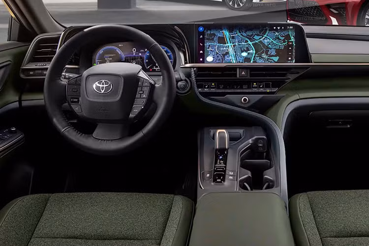 Thời gian gần đây, nhiều người đã bắt gặp nguyên mẫu thử nghiệm của Toyota Camry thế hệ mới trên đường chạy thử. Dù được ngụy trang kín mít nhưng một số chi tiết của xe vẫn phần nào bị lộ diện.