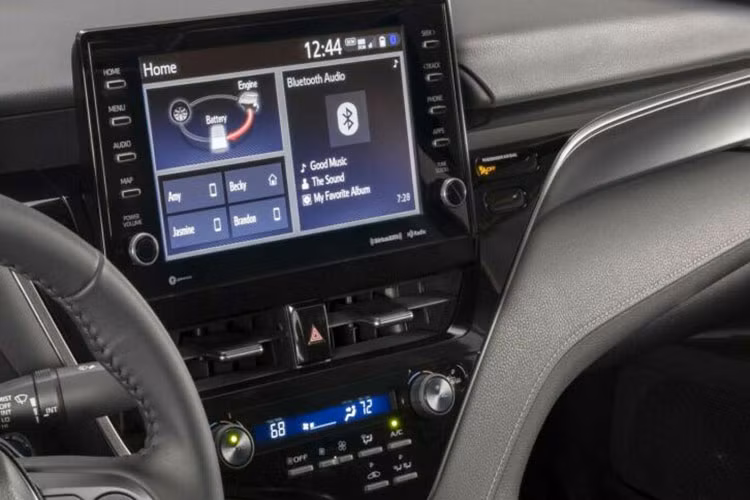 Có thể thấy phần đầu mẫu xe sedan cỡ D này khá giống với Toyota Crown sedan hạng sang. Trong khi phần đuôi xe lại sở hữu thiết kế khá lạ mắt. Bên cạnh thay đổi về thiết kế, Toyota Camry 2024 cũng sẽ được nâng cấp cả về trang bị lẫn công nghệ.