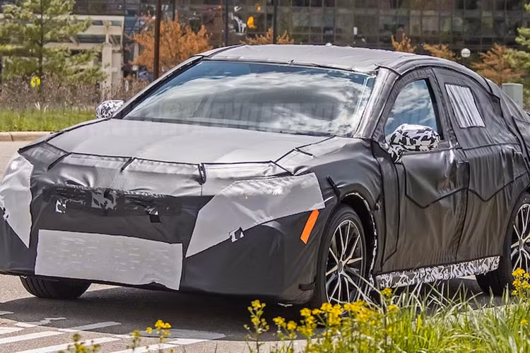 Bên cạnh những hình ảnh chạy thử xuất hiện gần đây, người hâm mộ thuong hiệu Toyota có thể kỳ vọng Camry 2024 sẽ có ngoại hình thay đổi toàn diện, theo hướng thể thao và cá tính hơn.