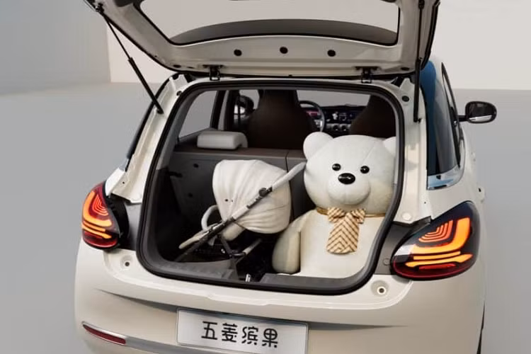Ngoài ra, việc hàng ghế sau của xe Wuling Bingo 2023 có thể gập xuống riêng biệt từng ghế, vì vậy bạn có thể đi tắm biển và chất các đồ nghề như ván lướt sóng, phao bơi, cùng nhiều thứ tiện ích khác mà chỉ cần gập 1 ghế lại như hình ảnh mà hãng này đăng tải. Nhưng nếu muốn tăng sức chứa cho khoang hành lý lên đến 790 lít, 2 hàng ghế sau có thể được gập gọn lại.