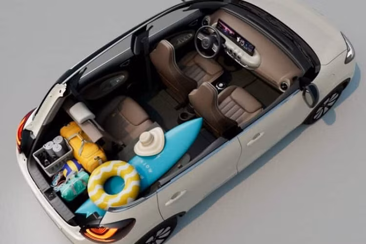 Không gian để hành lý của xe điện Wuling Bingo 2023 rất rộng, điều này đã được hãng ngụ ý bằng việc để một con thú nhồi bông cực lớn và một chiếc xe đẩy trẻ em đã được xếp lại trong khoang hành lý. Ngoài ra, Wuling cũng sẽ bán một chiếc ghế ôtô được thiết kế đặc biệt cho băng ghế sau của Bingo dành cho gia đình nào lo lắng không có chỗ cho con nhỏ mình ngồi. 