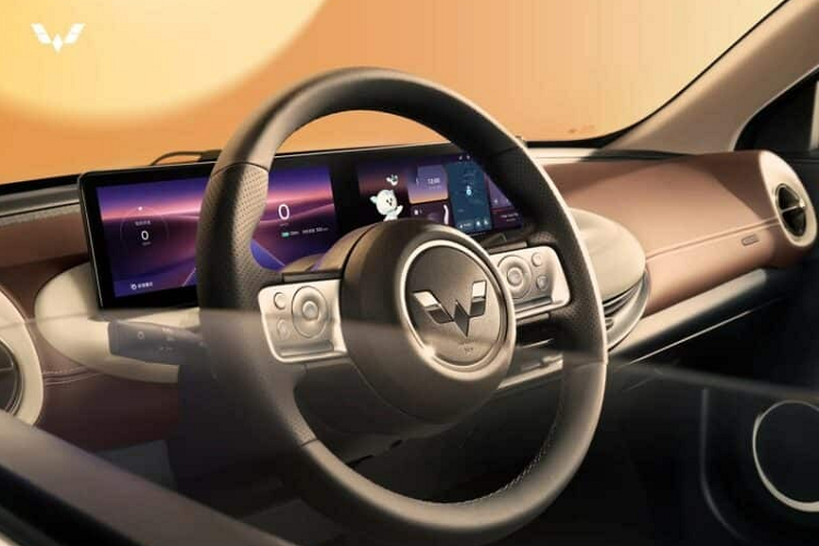 Có một trợ lý kỹ thuật số theo phong cách hoạt hình. Phía dưới màn hình có 3 nút bấm để điều khiển điều hòa. Về thiết kế, ngoại hình của Wuling Bingo 2023 nhỏ nhắn với chiều dài 3.950 mm, rộng 1.708 mm và cao chỉ 1.580 mm, chiều dài cơ sở 2.560 mm.