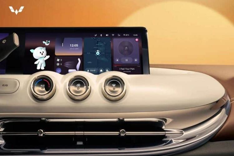 Ngoài các tùy chọn trên, Wuling Bingo 2023 cũng gây ấn tượng khi có 4 chỗ ngồi với ghế được bọc da nhìn rất sang trọng, tiếp đến là việc xe có trang bị phanh tay điện tử, hộc đựng cốc giữa 2 ghế ngồi và phía trên cùng là nút chọn chế độ lái, bảng điều khiển nổi bật với màn hình đôi, với bảng điều khiển và hệ thống thông tin giải trí ở giữa.