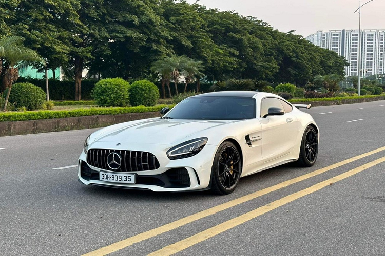 Mới đây, thông tin về việc có 1 chiếc siêu xe Mercedes-AMG GT R hàng hiếm được một tay chơi tại Hà Nội rao bán với mức giá 11,5 tỷ đồng đã nhận được sự quan tâm của giới mê xe.