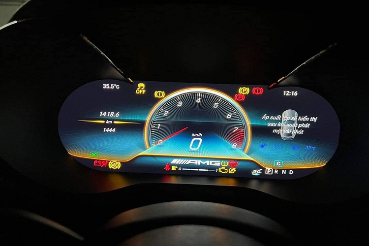 Động cơ là yếu tố được quan tâm nhất trên Mercedes-AMG GT R. Theo đó, nhờ sở hữu động cơ “khủng” V8, tăng áp kép, dung tích 4.0 lít với cách bố trí cụm turbo theo kiểu “hot inside V” đặc trưng, Mercedes-AMG GT R có khả năng sản sinh 577 mã lực tại vòng tua máy 6.250 vòng/phút và mô-men xoắn cực đại 700 Nm tại dải vòng tua máy 2.100 đến 5.500 vòng/phút.