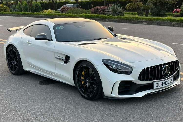 Mercedes-AMG GT là 1 dòng xe thể thao hiệu suất cao của hãng xe sang đến từ Đức, đây có thể xem là "hậu bối" của Mercedes-Benz SLS AMG, tuy nhiên, phải đến khi phiên bản Mercedes-AMG GT R được ra mắt, và sau này là các câu chuyện khác của Mercedes-AMG GT R Pro hay Mercedes-AMG GT Black Series.
