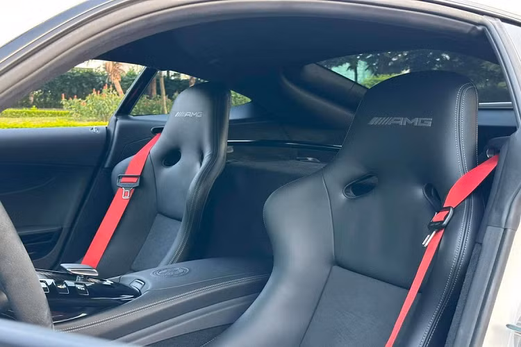 Các chi tiết khác bên trong nội thất khá hiện đại bao gồm 2 màn hình lớn 12,3 inch và 10,25 inch, vô-lăng AMG bọc sợi Dinamica tích hợp nút cảm ứng hay bàn cảm ứng lớn trung tâm. Ghế xe là loại đua, mỏng và ôm người với dây đai an toàn thiết kế với tông màu nổi bật. Điểm ấn tượng trên xe Mercedes-AMG GT R còn có trang bị khung chống lật.