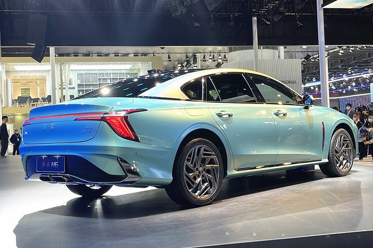 Về ngoại hình, mặt trước của Hồng Kỳ H6 áp dụng phong cách rất hiện đại, bắt mắt nhất là lưới tản nhiệt có các nan hút gió cỡ lớn, áp dụng bố cục ma trận để tăng thêm sự cá tính cho mặt tiền xe, ngoài ra còn có đèn pha LED nằm ngang, 2 hốc hút gió lớn, có trang bị thêm tấm lưới nhỏ.