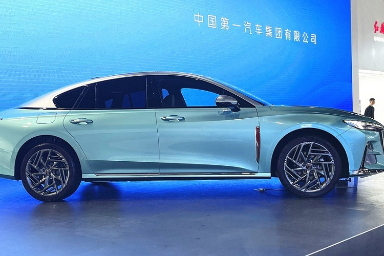 Hiện tại, các mẫu xe Hồng Kỳ cũng đã được bán chính hãng tại Việt Nam với 2 mẫu xe chính là H9, xe sang tầm trung nhưng trang bị rất cao cấp và E-HS9, được mệnh danh là "SUV của Trung Quốc, vì thế, nhiều khả năng chiếc coupe 4 cửa Hồng Kỳ H6 2023 về Việt Nam ngay trong năm nay để phục vụ các khách hàng.