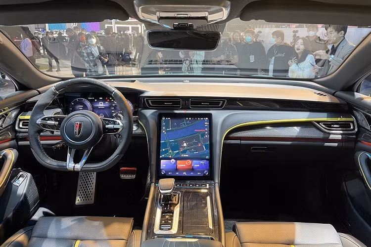 Bên sườn xe có điểm nhấn với la-zăng 19 inch đa chấu kép, sau cùng là cụm đèn hậu LED trải dài hết 2 bên đuôi xe. Về kích thước, Hồng Kỳ H6 có chiều dài, rộng và cao lần lượt là 4990x1880 x1455 mm, và chiều dài cơ sở 2.920 mm.