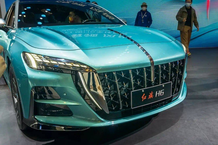 Bảng điều khiển trung tâm áp dụng thiết kế nhiều lớp và tạo thành bố cục chữ "T" tiêu chuẩn, xe được trang bị màn hình cảm ứng đa phương tiện bố trí dọc, bên dưới dành riêng một số phím bấm vật lý.