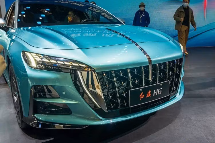 Bảng điều khiển trung tâm áp dụng thiết kế nhiều lớp và tạo thành bố cục chữ "T" tiêu chuẩn, xe được trang bị màn hình cảm ứng đa phương tiện bố trí dọc, bên dưới dành riêng một số phím bấm vật lý.