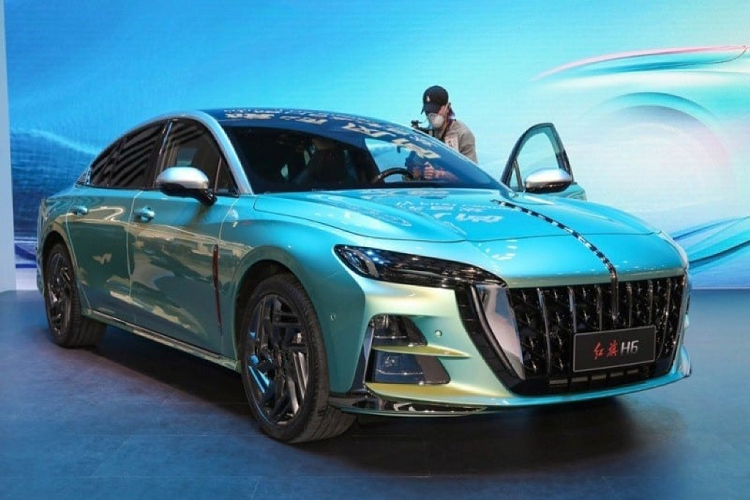 Hồng Kỳ H6 được trang bị động cơ 4 xi-lanh, tăng áp, dung tích 2.0 lít, sản sinh ra công suất tối đa 224 mã lực và 251 mã lực, mô-men xoắn cực đại của xe đạt 340 Nm hoặc 380 Nm, tùy phiên bản.