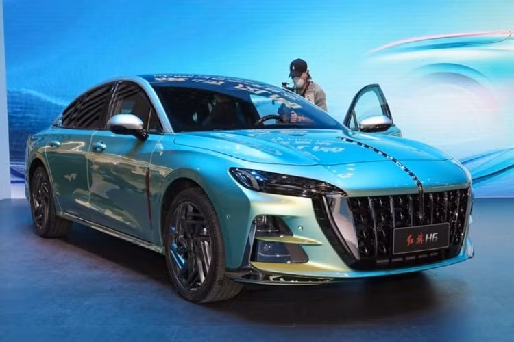 Hồng Kỳ H6 được trang bị động cơ 4 xi-lanh, tăng áp, dung tích 2.0 lít, sản sinh ra công suất tối đa 224 mã lực và 251 mã lực, mô-men xoắn cực đại của xe đạt 340 Nm hoặc 380 Nm, tùy phiên bản.