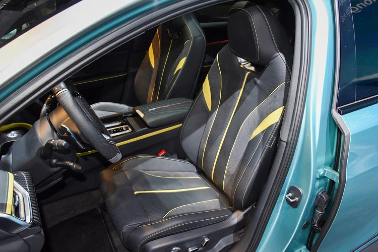 Bên trong khoang lái của xe vẫn thể hiện sự sang trọng cần có của 1 chiếc xe mang thương hiệu Hồng Kỳ, H6 sử dụng bảng đồng hồ LCD hoàn toàn và được trang bị vô lăng đa chức năng ba chấu.