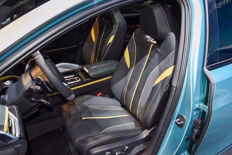 Bên trong khoang lái của xe vẫn thể hiện sự sang trọng cần có của 1 chiếc xe mang thương hiệu Hồng Kỳ, H6 sử dụng bảng đồng hồ LCD hoàn toàn và được trang bị vô lăng đa chức năng ba chấu.