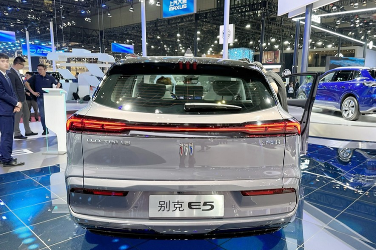 Về kích thước, Buick Electra E5 chạy điện là mẫu xe 5 cửa, 5 chỗ ngồi có chiều dài 4.892 mm, chiều rộng 1.905 mm và chiều cao 1.655 mm, chiều dài cơ sở 2.954mm. Electra E5 áp dụng ngôn ngữ thiết kế của một thế hệ sản phẩm thuần điện Buick mới, được xây dựng với ý tưởng thiết kế Buick PURE Design, mang đến trải nghiệm hình ảnh tổng thể rất đậm chất khoa học viễn tưởng.