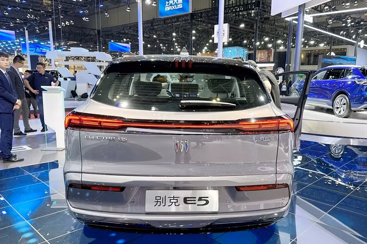 Về kích thước, Buick Electra E5 chạy điện là mẫu xe 5 cửa, 5 chỗ ngồi có chiều dài 4.892 mm, chiều rộng 1.905 mm và chiều cao 1.655 mm, chiều dài cơ sở 2.954mm. Electra E5 áp dụng ngôn ngữ thiết kế của một thế hệ sản phẩm thuần điện Buick mới, được xây dựng với ý tưởng thiết kế Buick PURE Design, mang đến trải nghiệm hình ảnh tổng thể rất đậm chất khoa học viễn tưởng.