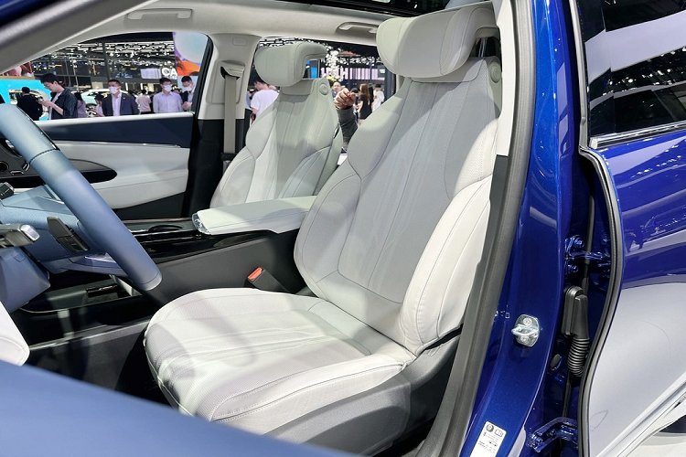 Nhưng dù vậy, Buick cũng cố gắng mang đến sự phá cách cho Electra E5 qua việc trang bị lưới tản nhiệt có hình mảng sóng kỹ thuật số cùng màu với thân xe, mang đến điểm nhấn cho phần đầu xe, tiếp theo đó là cụm đèn pha chia đôi với ngôn ngữ ánh sáng ma trận điểm nhịp nhàng, nâng cao cảm giác sang trọng và tương lai ở một mức độ nhất định.