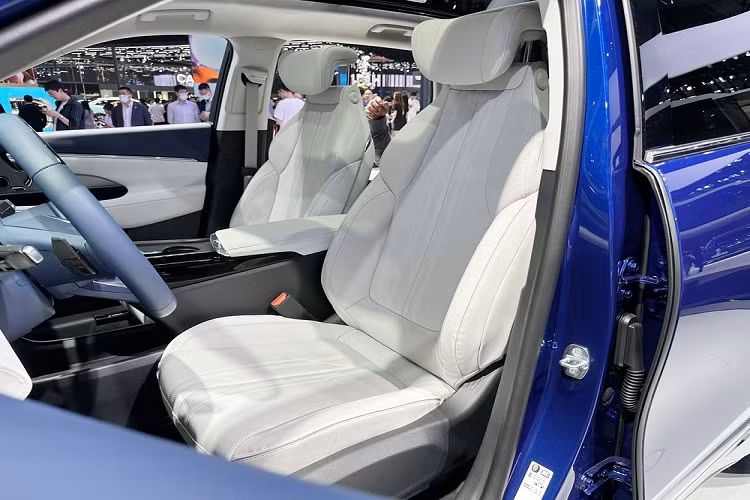 Nhưng dù vậy, Buick cũng cố gắng mang đến sự phá cách cho Electra E5 qua việc trang bị lưới tản nhiệt có hình mảng sóng kỹ thuật số cùng màu với thân xe, mang đến điểm nhấn cho phần đầu xe, tiếp theo đó là cụm đèn pha chia đôi với ngôn ngữ ánh sáng ma trận điểm nhịp nhàng, nâng cao cảm giác sang trọng và tương lai ở một mức độ nhất định.