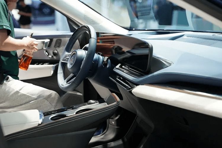 Buick Electra E5 sử dụng bộ la-zăng đa chấu kép, đằng sau khá đơn giản với cụm đèn hậu LED trải dài hết đuôi xe, tùy theo bản mà đèn sẽ có màu đỏ hoặc trong suốt, giống như tùy chọn của xe Porsche, cản sau được làm kín, không có ống xả, vì đây là xe thuần điện. 