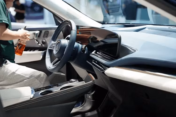 Buick Electra E5 sử dụng bộ la-zăng đa chấu kép, đằng sau khá đơn giản với cụm đèn hậu LED trải dài hết đuôi xe, tùy theo bản mà đèn sẽ có màu đỏ hoặc trong suốt, giống như tùy chọn của xe Porsche, cản sau được làm kín, không có ống xả, vì đây là xe thuần điện. 