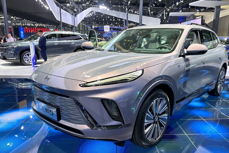 Đại diện của hãng này cũng cho biết, chỉ sau hơn 1 tháng mở bán, Buick Electra E5 cháy hàng với 8.000 đơn đặt hàng, 1 thành công vượt ngoài mong đợi của liên doanh SAIC-GM. Như đã chia sẻ trước đó, Buick Electra E5 ra mắt vào ngày 13 tháng 4 tại Vũ Hán, trong đó, ông Wang Yongqing, Tổng giám đốc của SAIC-GM cũng thông báo rằng thương hiệu này sẽ tung ra 5 chiếc xe điện dựa trên Ultium vào năm 2025, Buick Electra E5 sẽ là mũi tên tiên phong, và chỉ dành cho Trung Quốc.