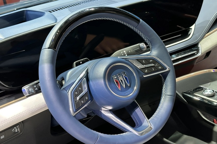 Buick cũng cho biết, để đảm bảo vẻ ngoài và cảm giác, màn hình cũng sử dụng phương pháp xử lý bề mặt có độ phản chiếu thấp chống lóa và không bám vân tay. Tổng thể nội thất của chiếc xe mới áp dụng phong cách phối màu đơn giản và trang nhã, đồng thời giản lược nhiều nút bấm vật lý, với gói nội thất bằng chất liệu da mềm mại và tô điểm bằng nhiều mảng trang trí khác nhau, tổng thể không thua kém gì các thương hiệu hạng sang khác.