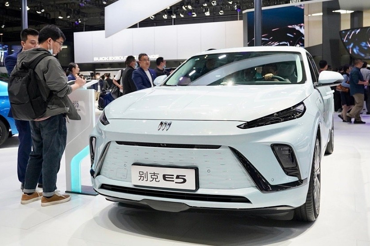 Ngoài ra, Buick Electra E5 còn cung cấp ba tùy chọn động cơ với công suất tối đa lần lượt là 201 mã lực, 241 mã lực và.283 mã lực. Tốc độ tối đa được giới hạn ở 180 km/h. Từ dữ liệu này, ta có thể thấy hiệu suất toàn diện của xe không tệ, đủ để đáp ứng nhu cầu của người tiêu dùng hướng đến hộ gia đình.