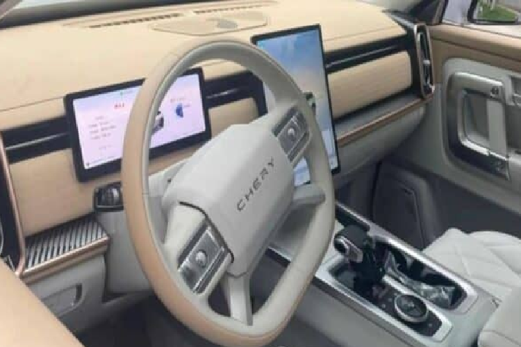 Chery TJ-1 cũng áp dụng thiết kế mái treo, đi kèm với tay nắm cửa ẩn trong thân xe. Hoàn thiện vẻ ngoài của chiếc xe chính là “dàn chân” 5 chấu được thiết kế kiểu cánh quạt giúp xe chuyển động nhìn uyển chuyển nhưng vẫn không kém phần vững chãi. Đuôi xe có cánh lướt gió lớn tích hợp đèn phanh trên cao, đèn hậu dạng xuyên thấu và 2 ống xả.