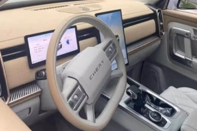 Chery TJ-1 cũng áp dụng thiết kế mái treo, đi kèm với tay nắm cửa ẩn trong thân xe. Hoàn thiện vẻ ngoài của chiếc xe chính là “dàn chân” 5 chấu được thiết kế kiểu cánh quạt giúp xe chuyển động nhìn uyển chuyển nhưng vẫn không kém phần vững chãi. Đuôi xe có cánh lướt gió lớn tích hợp đèn phanh trên cao, đèn hậu dạng xuyên thấu và 2 ống xả.