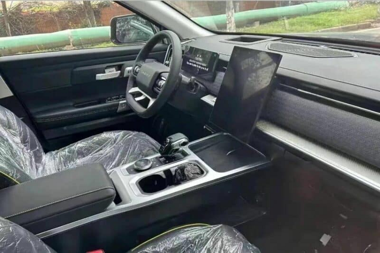 Nối liền với lưới tản nhiệt là cụm đèn pha LED dạng ma trận, phía dưới còn có thêm 2 cụm đèn nữa nhưng chưa rõ là đèn chiếu sáng chính thức hay kiểu đèn sương mù. Thân xe gây ấn tượng với những gân dập nổi được cắt xẻ táo bạo, mang đến cho chiếc SUV một ngoại hình thon gọn, mượt mà hơn. 