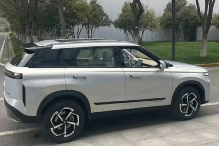 Dự kiến, mẫu xe SUV mới TJ-1 của Chery sẽ ra mắt vào tháng 7/2023 tới. Mức giá bán Chery TJ-1 vẫn chưa được tiết lộ, tuy nhiên, nhiều khả năng sẽ trong khoảng 100.000 NDT (tương đương 342 triệu đồng) tại thị trường Trung Quốc.