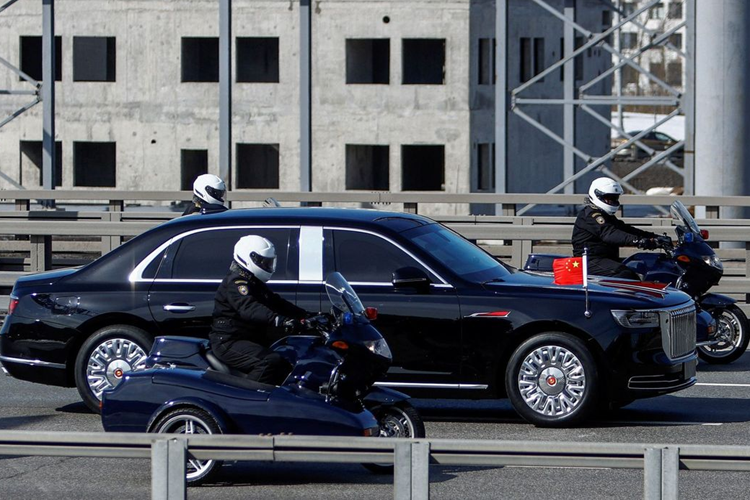 Mặc dù đều sở hữu khối động cơ cực kỳ mạnh, thế nhưng cả hai chiếc này đều không thể tăng tốc nhanh và cực kỳ ngốn xăng, do sở hữu lớp bọc thép dày và các hệ thống hỗ trợ an toàn hiện đại.