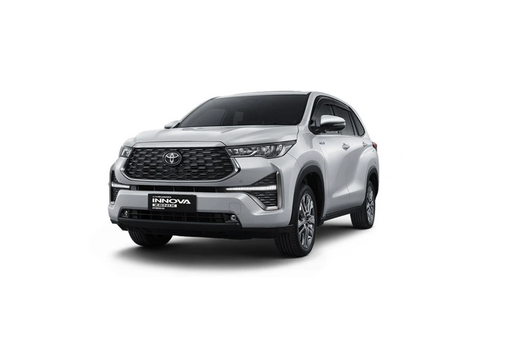 Không chỉ vậy, xe còn có hệ thống cảnh báo điểm mù, cảnh báo phương tiện cắt ngang khi lùi, camera 360 độ, cảnh báo áp suất lốp, 8 cảm biến hỗ trợ đỗ xe chia đều trước/sau và camera hành trình.