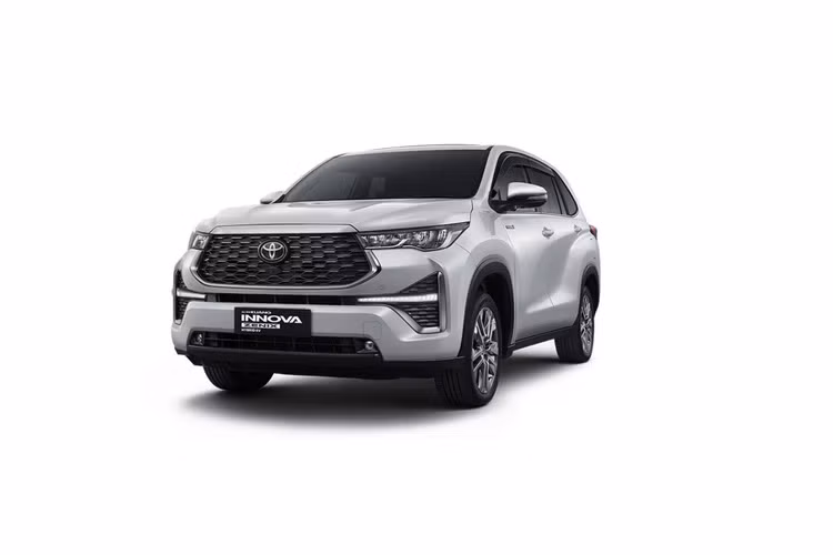 Không chỉ vậy, xe còn có hệ thống cảnh báo điểm mù, cảnh báo phương tiện cắt ngang khi lùi, camera 360 độ, cảnh báo áp suất lốp, 8 cảm biến hỗ trợ đỗ xe chia đều trước/sau và camera hành trình.