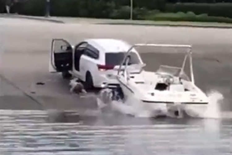 Không biết chính xác nguyên nhân xe bốc cháy là gì, có thể do quá trình đưa cano xuống nước khiến nước xâm nhập quá sâu vào xe, ảnh hưởng đến cụm pin hoặc xe đụng phải vật gì đó dưới nước. Theo đoạn video, người trong xe đã không thể mở cửa xe mà phải nhờ đến người thân của mình “ứng cứu” từ bên ngoài bằng chiếc cano.