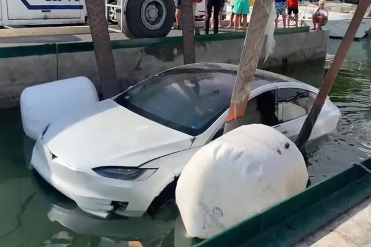 Trước đó, tỷ phú Elon Musk từng nhiều lần khẳng định những mẫu xe của Tesla có thể nổi trên mặt nước, hoạt động như ca-nô trong thời gian ngắn. Khi ra mắt mẫu bán tải Cybertruck, CEO Tesla còn “mạnh miệng” tuyên bố xe có thể băng qua sông, hồ, thậm chí là biển miễn là nước không quá đục.