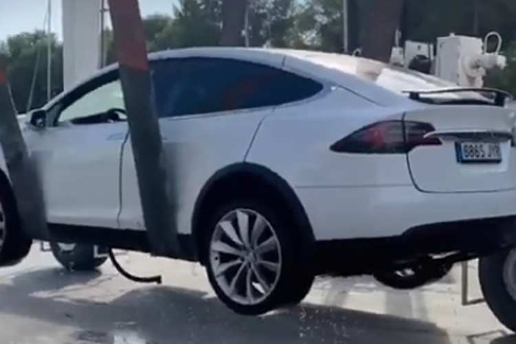 Tuy nhiên, nhưng thực tế có vẻ không như vậy. Xe điện có thể lội nước mà không sợ bị thủy kích như xe xăng nhưng nếu ngâm xe trong nước thì rất dễ xảy ra hỏng hóc, hay một số bộ phận có thể bị rỉ sét.