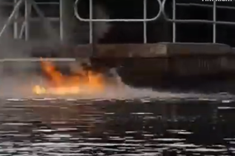 Bên cạnh đó, xe điện cũng có khả năng Tesla sẽ bốc cháy nếu ngập nước do các bộ phận nhạy cảm bên trong bộ pin hoặc kết cấu xung quanh bị nước phá hủy.